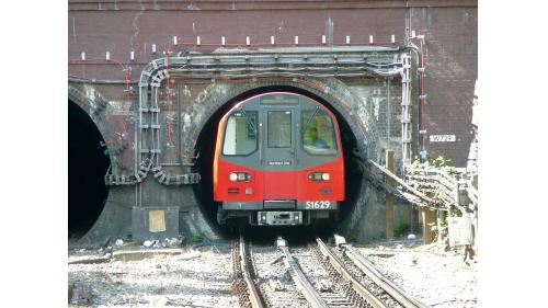 英國倫敦地鐵系統(「London Underground」)，因其地鐵隧道外型為圓形，看似水管，當地人以Tube暱稱，是世界上最早的捷運系統建設。