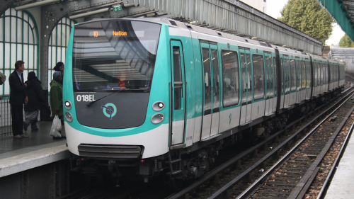 巴黎地鐵(Métro de Paris)是法國巴黎的地下軌道交通系統，於1900年起運轉至今。目前巴黎地鐵總長度226.9公里，有14條主線和2條支線，共16條路線，合計308個車站，【圖:巴黎地鐵MF 01型鋼軌列車】
 