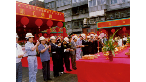 板橋線位於大台北地區南段精華地段，採地下方式興建，1999年12月龍山寺站開通，隔年8月通車至新埔站，2006年5月通車至府中站，至此板橋線全線開通，全長7.1公里，旅客可經由板橋線轉乘至環狀線。路線自台北市萬華區，一路跨越新店溪，通過新板橋車站至舊臺鐵板橋車站，為新北市連接台北市之重要交通路線。 【圖/龍山寺開工典禮】