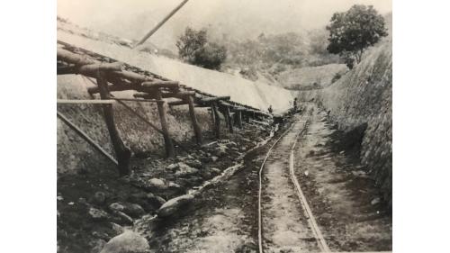 嘉南大圳>烏山頭水庫的鐵路系統：最初舖設路段為番子田站，到官田溪貯水池的堰堤工程現場。