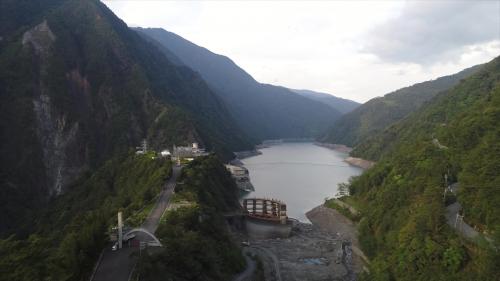 進口處有五座閘門控制，最大每秒可洩洪 3,200 立方公尺，經650公尺隧道至必坦溪出口，可讓洪水流洩至青山水庫下游。
 