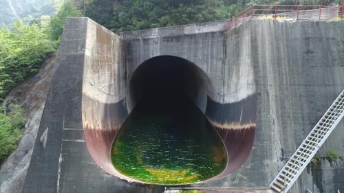 馬蹄型鋼筋混凝土襯砌隧道，直徑 11.6 公尺，長 650 公尺，穿過大壩左岸山腰，最大每秒可洩洪 3,200 立方公尺。大雨時將洪水經隧道排放至青山壩的下游，減輕德基水庫大壩的負擔。
 