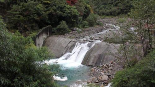 為補足德基水庫水量，在大甲溪北岸的志樂溪上游興建一座小型引水壩和引水隧道，將志樂溪的溪水越域引水至德基水庫。
 