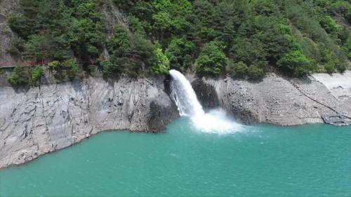 德基水庫水源主要來自大甲溪上游的有勝溪、司界蘭溪、南湖溪等，另有志樂溪越域引水送在壩址下方，於大甲溪北岸志樂溪上游興建一座小型引水壩 及引水隧道，將志樂溪的溪水引入德基水庫。
 