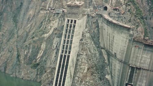 德基電廠進水口設於大壩左岸靠近壩座處，倚山而建傾斜式鋼筋混凝土建築，設欄污柵，並設寬 5 公尺， 高 8 公尺的固定輪閘門由上方之吊門機司啟閉。
 