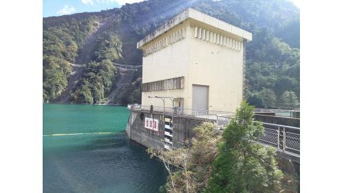 德基電廠進水口設於大壩左岸靠近壩座處，倚山而建傾斜式鋼筋混凝土建築，設欄污柵，並設寬 5 公尺， 高 8 公尺的固定輪閘門由上方之吊門機司啟閉。
 