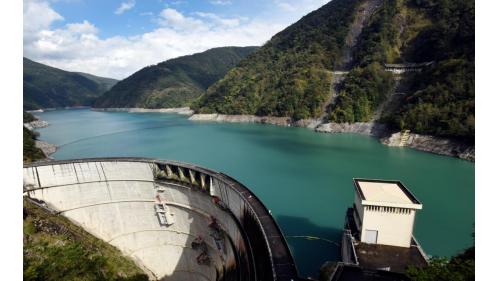 德基電廠進水口設於大壩左岸靠近壩座處，倚山而建傾斜式鋼筋混凝土建築，設欄污柵，並設寬 5 公尺， 高 8 公尺的固定輪閘門由上方之吊門機司啟閉。
 
