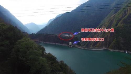 進水口是倚山而建傾斜式鋼筋混凝土建築，開關場及控制中心設在電廠上方必坦鞍部開挖而成的平台，控制中心設在電廠上方地面，有高 210 公尺的直井相連，井內通電纜並設電梯。
 