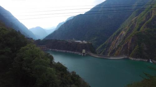 進水口是倚山而建傾斜式鋼筋混凝土建築，開關場及控制中心設在電廠上方必坦鞍部開挖而成的平台，控制中心設在電廠上方地面，有高 210 公尺的直井相連，井內通電纜並設電梯。
 