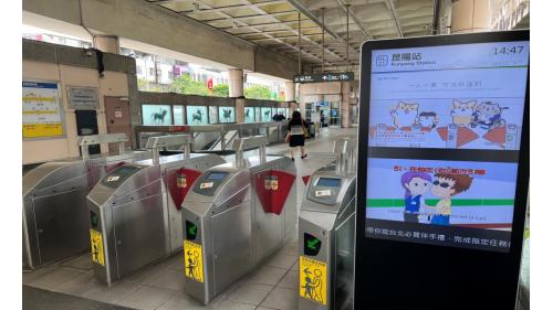 捷運板南線南港線昆陽站(BL21)地面大廳層驗票閘門