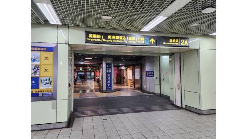 捷運板南線南港線南港站(BL22)地下1樓2A連通道