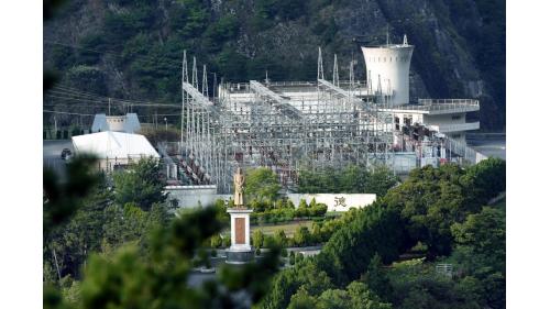 大甲溪流域德基水庫前的先總統蔣公銅像、開關場及控制大樓