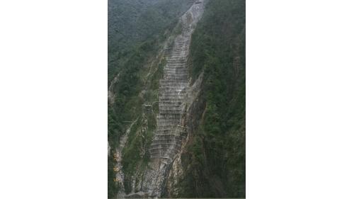 大甲溪流域德基水庫邊坡搶修畫面2002年