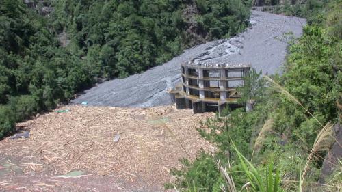 大甲溪流域德基水庫排洪隧道口2004年敏督利風災後淤積的情景