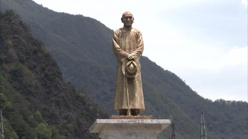 大甲溪流域德基電廠內紀念蔣公逝世銅像