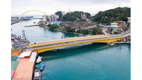 基隆港:基隆新建和平橋--基隆橋二次大戰遭美軍轟炸受損，2005年重修，更名為「和平橋」