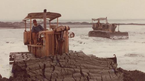  1978年8月榮工處承建興達火力發電廠工程，為填築廠房用地及浚深海岸，使用排砂管向海中抽砂，並將砂石用以填築廠房用地，以鏟土機及推土機進行整地，機組的大型零件陸續由高雄港運至廠區