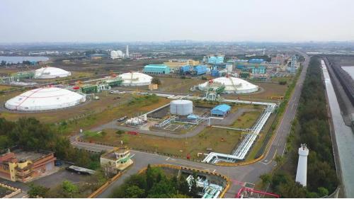  1997年之後興達電廠增設五座燃氣複循環機組，裝置總容量為220萬瓩，主要燃料與先前4部機組不同為天然氣，皆由榮工處承建的永安天然氣接收站供應至此。