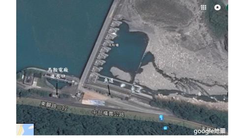 在天輪發電廠尾水出口下游約900公尺處興建馬鞍壩攔河堰，承接大甲溪上游其他電廠的發電尾水。