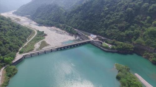 在天輪發電廠尾水出口下游約900公尺處興建馬鞍壩攔河堰，承接大甲溪上游其他電廠的發電尾水。
 