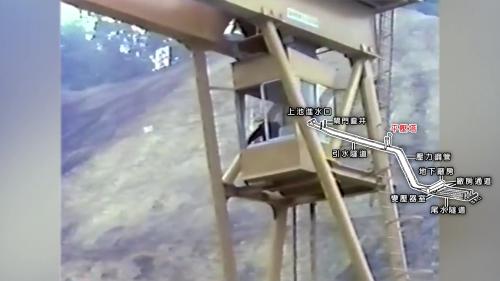           開挖工作與邊坡水土保持，跟上水室結構混凝土同時進行，為開挖深邃的兩座直井，施工處自行設計門型吊車，作為材料機具運輸之用。