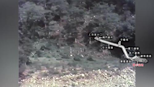           尾水隧道的功用是作為發電後潭水流出下池的通路，它從電廠做11%的坡度向上通達放水口，目的在順利回抽下池的水返回上池，連接電廠四部主機共有四條尾水隧道。