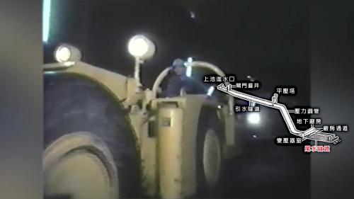          尾水隧道的功用是作為發電後潭水流出下池的通路，它從電廠做11%的坡度向上通達放水口，目的在順利回抽下池的水返回上池，連接電廠四部主機共有四條尾水隧道。