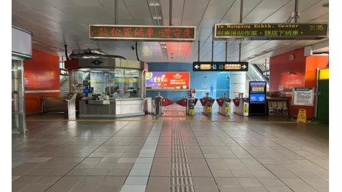 捷運木柵線沿線車站萬芳社區站(BR03)地面大廳層驗票閘門