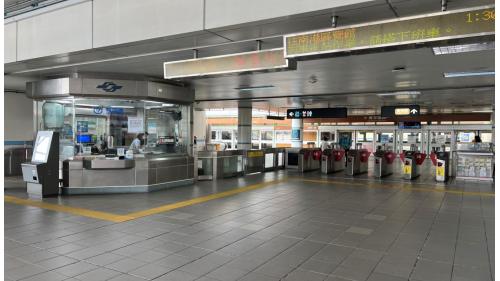 捷運木柵線沿線車站萬芳社醫院站(BR04)地上三樓大廳層驗票閘門