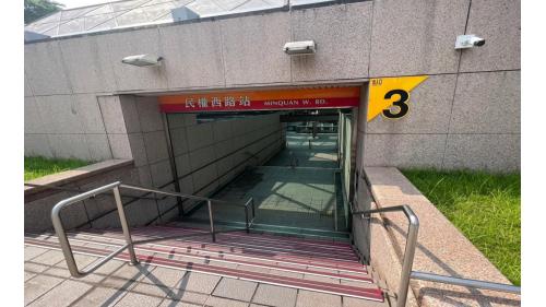 捷運中和新蘆線新莊線台北市段沿線車站-民權西路站(O11)(R13)出入口