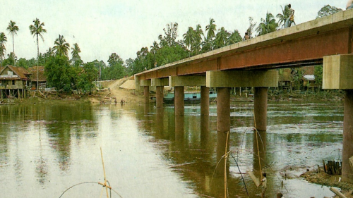  巴塘哈里橋位於蘇門答臘占碑省（Jambi）的巴塘哈里河上（Batang Hari River），由榮工處興建，是整座島上縱貫公路的重要跨河橋梁。