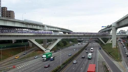 桃園機場捷運線主要結構施工-長庚醫院站到林口站之間的高架橋V型橋墩