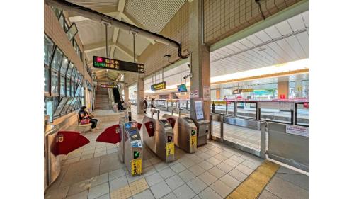 淡海輕軌綠山線沿線車站-紅樹林站-一樓為大廳層及淡水信義線月台層