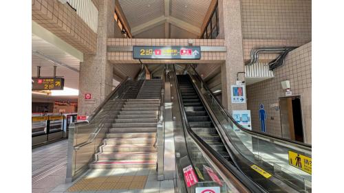 淡海輕軌綠山線沿線車站-紅樹林站-往2樓淡海輕軌轉乘聯通道