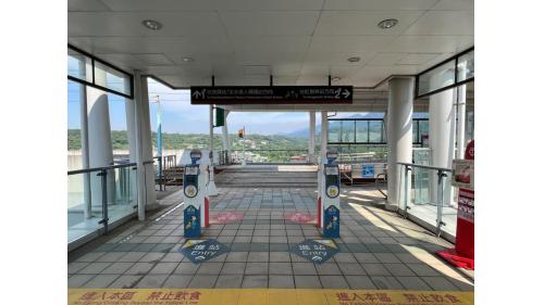 淡海輕軌綠山線沿線車站-淡江大學站-一樓入口閘門