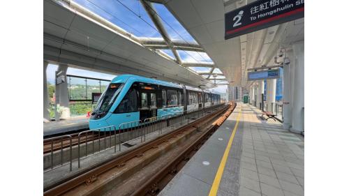  新市一路站編號為V06，位於淡金路二段上，車站附近多為住宅區，高樓林立，為地上二層車站，設有1處出入口，二樓為月台層，設有兩座側式月台。