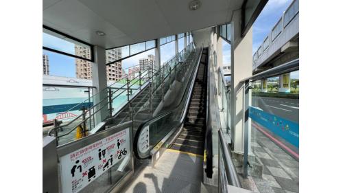 淡海輕軌綠山線沿線車站-淡水行政中心站-往二樓手扶梯