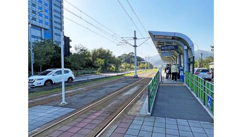  耕莘安坑院區站編號為K04，位於安一路二段上。車站附近有耕莘醫院安康院區。耕莘安坑院區站為地面段車站，為兩側交錯形式側式月台無閘門式車站。