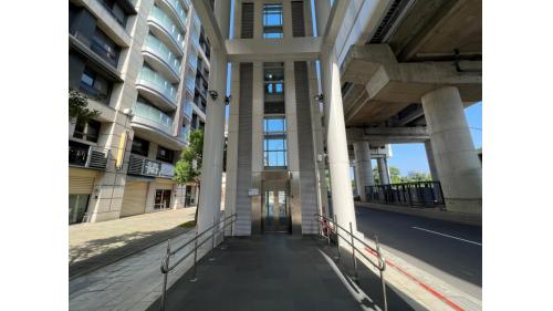  安康站為高架段車站，為一座島式一座側式月台的無閘門式車站，共有2座月台。
