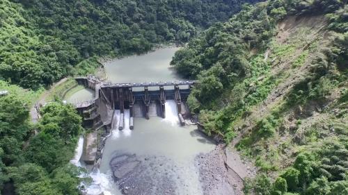 新店溪烏來發電廠水源之一的羅好壩上空俯瞰：羅好壩為川流式混凝土重力壩，採閘門控制溢流堰方式，有 4 道溢洪道弧形閘門，壩長 72 公尺，壩高 28 公尺，蓄水量 約為 30 萬立方公尺，設計排洪量為每秒 4,000 立方公尺。