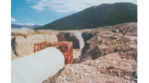 光復段改線全長7.2公里，含困難度極高之光復河底隧道2,356公尺在內，於1981年12月中完工。【圖/興建中的光復隧段施工情形】