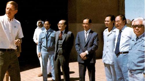 榮工處海外業務-沙烏地阿拉伯-鄭主任委員於阿布哈工區眺望夏爾降坡公路艱險工程，並聽取陳副處長說明施工經過
