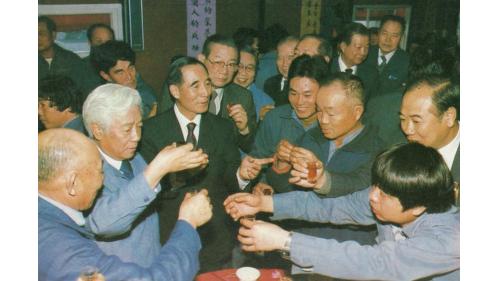 輔導會鄭主任委員偕高級官員一行蒞臨工地與嚴孝章處長及榮民員工歡聚，榮工弟兄都深感榮幸。