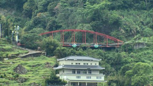 白冷圳福龍水橋：嫣紅色的橋墩外形相當獨特，橋上可欣賞周邊曼妙景緻，是個具有特色的景觀橋。