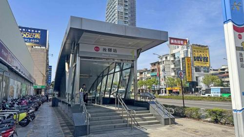 高雄捷運紅線沿線車站介紹-後驛站(R12)出入口