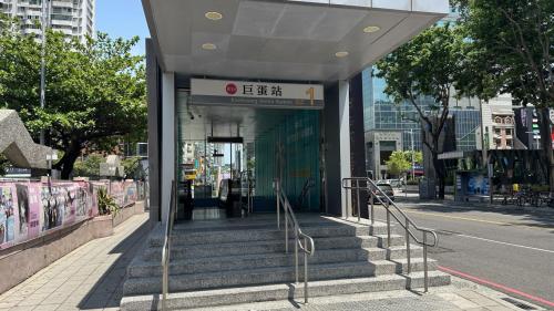 高雄捷運紅線沿線車站介紹-巨蛋站(R14)出入口