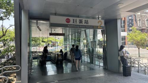 高雄捷運紅線沿線車站介紹-巨蛋站(R14)出入口