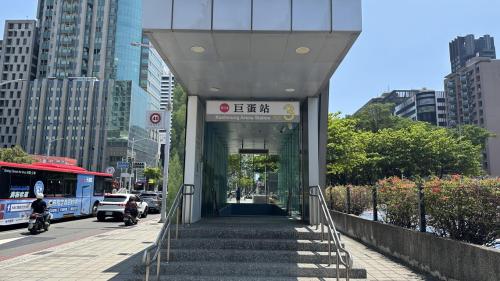 高雄捷運紅線沿線車站介紹-巨蛋站(R14)出入口