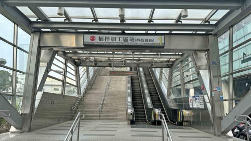 高雄捷運紅線沿線車站介紹-楠梓加工區站(R19)出入口