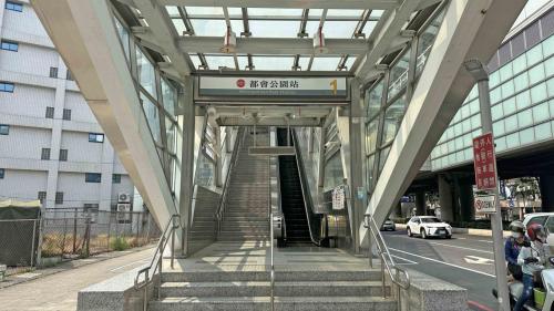 高雄捷運紅線沿線車站介紹-都會公園站(R21)出入口